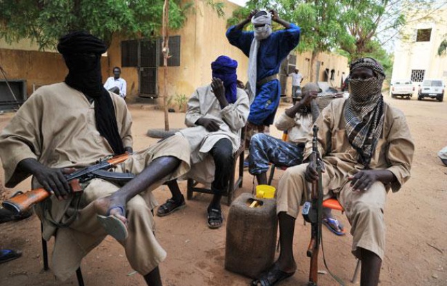 Des combattants du groupe islamiste armé Mouvement pour l'unicité et le djihad en Afrique de l'Ouest (Mujao), le 16 juillet 2012, à Gao (Mali). Des combattants du groupe islamiste armé Mouvement pour l'unicité et le djihad en Afrique de l'Ouest (Mujao), le 16 juillet 2012, à Gao (Mali).