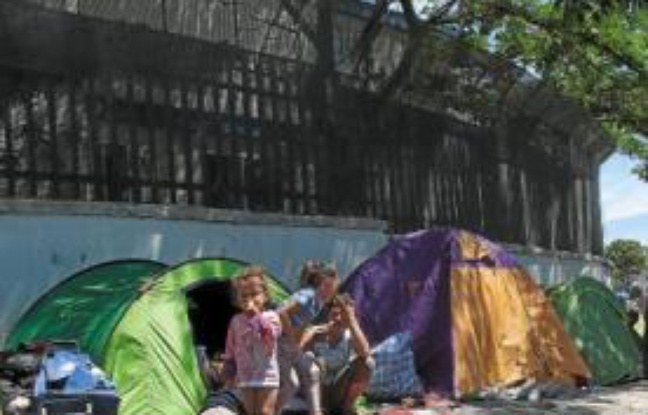 Les familles Roms vivent dans la rue et dorment dans des tentes sur le bitume. Les familles Roms vivent dans la rue et dorment dans des tentes sur le bitume.