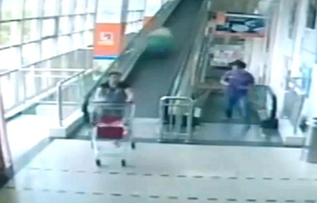 Une femme de 60 ans est morte, en Chine, après avoir été percutée par un caddie lancé à pleine vitesse Une femme de 60 ans est morte, en Chine, après avoir été percutée par un caddie lancé à pleine vitesse