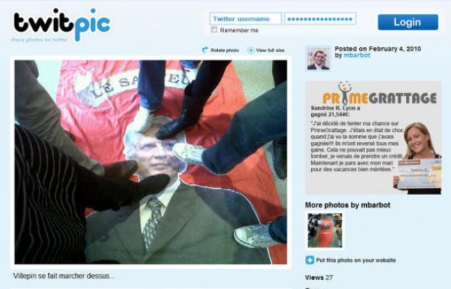 Photographie de militants de l'UMP piétinant un portrait de Dominique de Villepin, diffusée sur Twitter, jeudi 4 février, 2010. Photographie de militants de l'UMP piétinant un portrait de Dominique de Villepin, diffusée sur Twitter, jeudi 4 février, 2010.