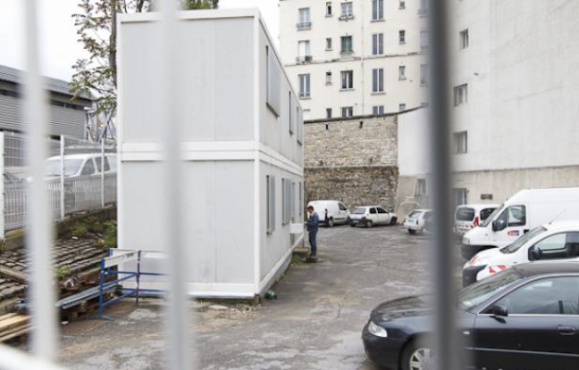 Installation d'une salle de shoot expérimentale pour la consommation de stupéfiants (cocaine, crack, heroine, métadone) dans un ancien local SNCF boulevard de La Chapelle à Paris, le 30 mai 2013. Installation d'une salle de shoot expérimentale pour la consommation de stupéfiants (cocaine, crack, heroine, métadone) dans un ancien local SNCF boulevard de La Chapelle à Paris, le 30 mai 2013.