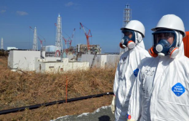 Des travailleurs de Tepco devant l'ancienne centrale nucléaire de Fukushima, le 28 février 2012 dans le nord du Japon Des travailleurs de Tepco devant l'ancienne centrale nucléaire de Fukushima, le 28 février 2012 dans le nord du Japon