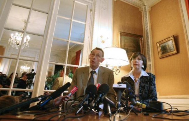 Les parents du petit Grégory Villemin, assassiné en 1984 à l'âge de 4 ans, veulent porter plainte contre le Festival de Jazz de Montreux qui a utilisé sa photo par mégarde pour illustrer une publicité, a déclaré mercredi leur avocat. Les parents du petit Grégory Villemin, assassiné en 1984 à l'âge de 4 ans, veulent porter plainte contre le Festival de Jazz de Montreux qui a utilisé sa photo par mégarde pour illustrer une publicité, a déclaré mercredi leur avocat.