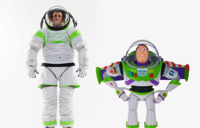 La nouvelle combinaison créée par la Nasa, la Z-1 (à gauche), ressemble fortement à celle de Buzz L'Eclair, le célèbre personnage de «Toy Story». La nouvelle combinaison créée par la Nasa, la Z-1 (à gauche), ressemble fortement à celle de Buzz L'Eclair, le célèbre personnage de «Toy Story».