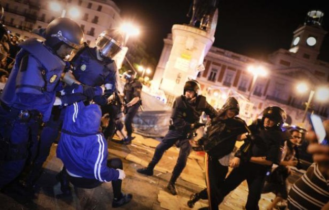 En quelques minutes, les policiers anti-émeutes ont évacué les manifestants restés sur la place en dépit de l'interdiction officielle qui les obligeait à quitter les lieux samedi à 22H00. En quelques minutes, les policiers anti-émeutes ont évacué les manifestants restés sur la place en dépit de l'interdiction officielle qui les obligeait à quitter les lieux samedi à 22H00.