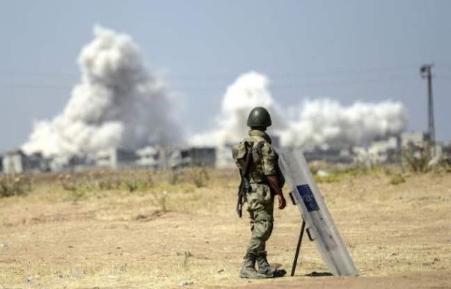 Un soldat turc regarde vers Kobané, en Syrie, à Suruc, le 27 juin 2015 Un soldat turc regarde vers Kobané, en Syrie, à Suruc, le 27 juin 2015