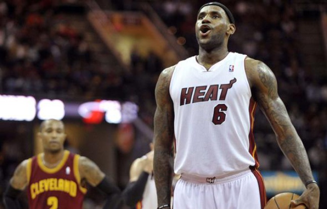 LeBron James prend sa respiration au lancer franc (lors du match Cleveland-Miami) alors que le public le conspue pour son retour dans sa salle, jeudi 3 décembre 2010. LeBron James prend sa respiration au lancer franc (lors du match Cleveland-Miami) alors que le public le conspue pour son retour dans sa salle, jeudi 3 décembre 2010.