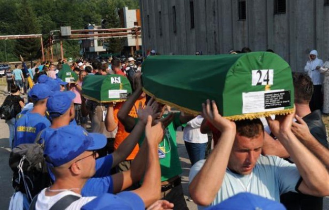 Environ 30.000 personnes ont participé mercredi à Srebrenica (est de la Bosnie), aux obsèques de 520 victimes du massacre perpétré en 1995 à l'encontre de musulmans par les forces serbes de Bosnie, tuerie qualifiée de génocide par la justice internationale. Environ 30.000 personnes ont participé mercredi à Srebrenica (est de la Bosnie), aux obsèques de 520 victimes du massacre perpétré en 1995 à l'encontre de musulmans par les forces serbes de Bosnie, tuerie qualifiée de génocide par la justice internationale.
