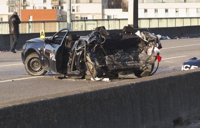 Deux policiers de la BAC de Paris sont morts dans une course poursuite sur le péripherique interieur de Paris, le 21 février 2013. Deux policiers de la BAC de Paris sont morts dans une course poursuite sur le péripherique interieur de Paris, le 21 février 2013.