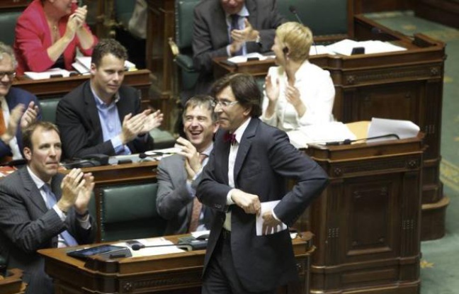 Le Parlement belge a mis fin vendredi à une controverse entre Flamands et Wallons qui empoisonnait la vie politique depuis près de 50 ans, mais les indépendantistes de la Flandre affûtent déjà leurs prochaines revendications. Le Parlement belge a mis fin vendredi à une controverse entre Flamands et Wallons qui empoisonnait la vie politique depuis près de 50 ans, mais les indépendantistes de la Flandre affûtent déjà leurs prochaines revendications.