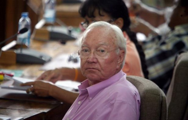 Le sénateur Gaston Flosse a été condamné jeudi par la Cour d'Appel de Papeete à quatre ans de prison avec sursis, 125 000 Euros d'amende et trois ans de privation des droits civiques, pour prise illégale d'intérêt et détournement de fonds publics, dans une vaste affaire d'emplois fictifs, à l'époque où il présidait la Polynésie française. Le sénateur Gaston Flosse a été condamné jeudi par la Cour d'Appel de Papeete à quatre ans de prison avec sursis, 125 000 Euros d'amende et trois ans de privation des droits civiques, pour prise illégale d'intérêt et détournement de fonds publics, dans une vaste affaire d'emplois fictifs, à l'époque où il présidait la Polynésie française.