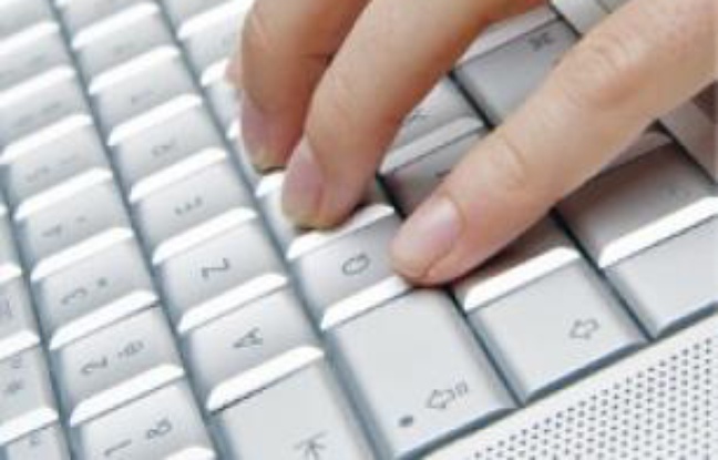 Un internaute pianote sur son clavier. Un internaute pianote sur son clavier.