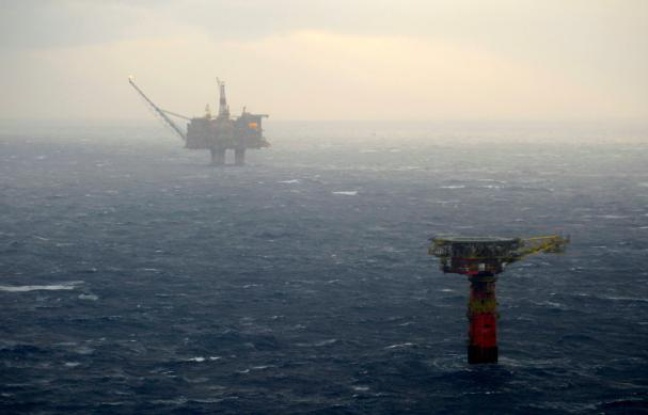 Le gisement pétrolier de Statfjord (dont on aperçoit une plateforme dans le fond), le plus grand de la mer du Nord, le 13 décembre 2007 Le gisement pétrolier de Statfjord (dont on aperçoit une plateforme dans le fond), le plus grand de la mer du Nord, le 13 décembre 2007