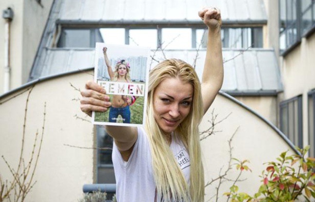 Inna Chevtchenko, membre des Femen, avec le livre du mouvement féministe. Inna Chevtchenko, membre des Femen, avec le livre du mouvement féministe.