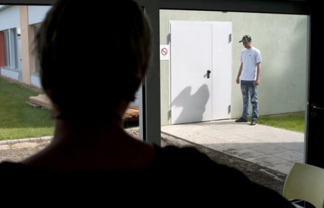 Le gouvernement a annoncé de son côté que 20 nouveaux CEF allaient s'ajouter d'ici à 2015 aux 44 existants, dont cinq seraient ouverts d'ici à la fin 2012, alors même que le budget de la Protection judiciaire de la jeunesse (PJJ), dont dépendent ces établissements, ne cesse de diminuer. Le gouvernement a annoncé de son côté que 20 nouveaux CEF allaient s'ajouter d'ici à 2015 aux 44 existants, dont cinq seraient ouverts d'ici à la fin 2012, alors même que le budget de la Protection judiciaire de la jeunesse (PJJ), dont dépendent ces établissements, ne cesse de diminuer.