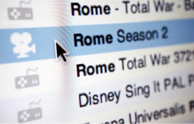 Un internaute utilise un client bittorrent pour télécharger illégalement des séries télé. Un internaute utilise un client bittorrent pour télécharger illégalement des séries télé.