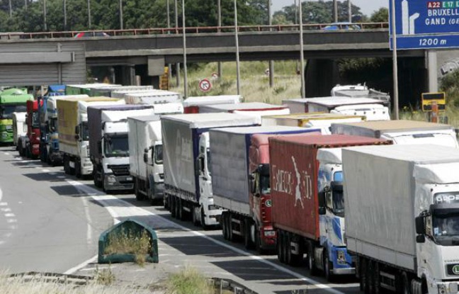 Une opération escargot de routiers, près de Lille, en juin 2008. Une opération escargot de routiers, près de Lille, en juin 2008.