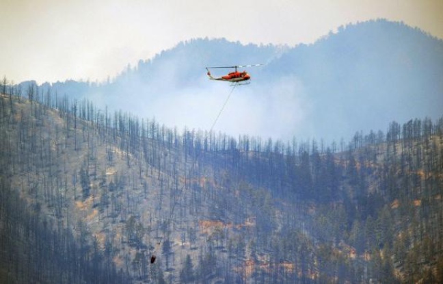 Alors que des vents très forts et contraires soufflaient sur la région, rendant imprévisible l'avancée des flammes, les files de voitures fuyant la ville s'allongeaient sur les autoroutes. Alors que des vents très forts et contraires soufflaient sur la région, rendant imprévisible l'avancée des flammes, les files de voitures fuyant la ville s'allongeaient sur les autoroutes.