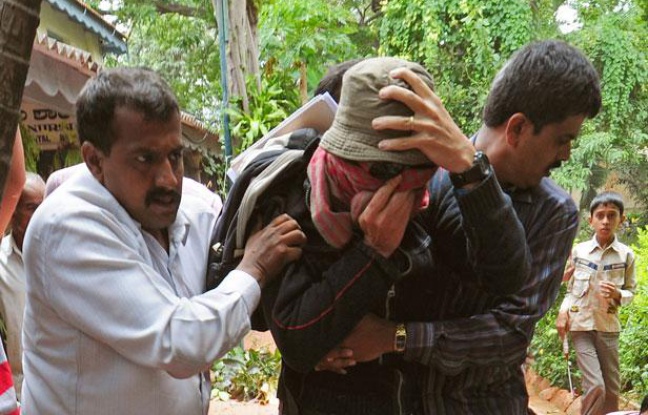 L'agent consulaire français accusé de viol sur sa fille de 3 ans et demi lors de son transfert à l'hôpital Bowring, à Bangalore, en Inde, le 19 juin 2012. L'agent consulaire français accusé de viol sur sa fille de 3 ans et demi lors de son transfert à l'hôpital Bowring, à Bangalore, en Inde, le 19 juin 2012.