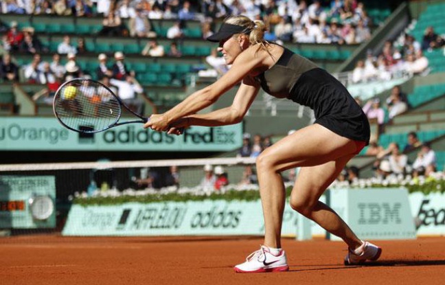 La joueuse russe Maria Sharapova, lors de son macth à Roland-Garros contre Petra Kvitova, le 7 juin 2012. La joueuse russe Maria Sharapova, lors de son macth à Roland-Garros contre Petra Kvitova, le 7 juin 2012.