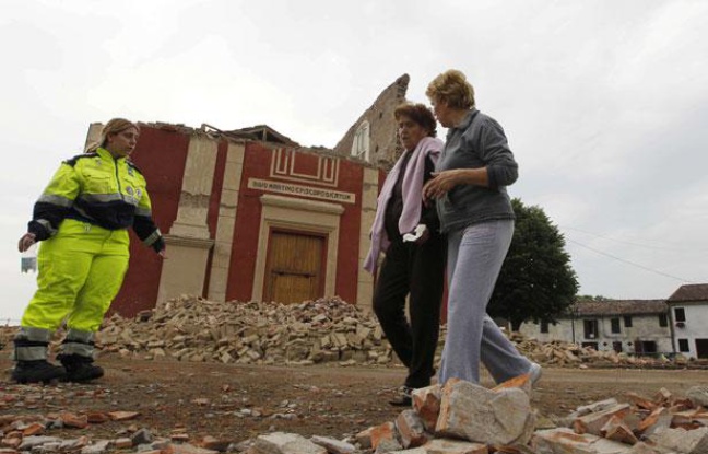 Des habitants passent devant l'église San Martino à Cento dans le nord de l'Italie, où la terre a tremble le 20 mai 2012. Des habitants passent devant l'église San Martino à Cento dans le nord de l'Italie, où la terre a tremble le 20 mai 2012.