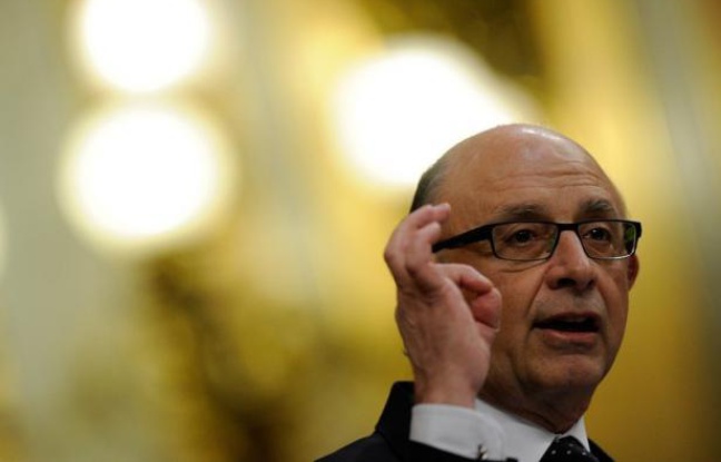 L'Espagne, actuellement bousculée sur les marchés qui doutent de sa solvabilité, "ne peut techniquement pas faire l'objet d'un sauvetage", a assuré mardi le ministre du Budget Cristobal Montoro, en allusion à la taille du pays, quatrième économie de la zone euro. L'Espagne, actuellement bousculée sur les marchés qui doutent de sa solvabilité, "ne peut techniquement pas faire l'objet d'un sauvetage", a assuré mardi le ministre du Budget Cristobal Montoro, en allusion à la taille du pays, quatrième économie de la zone euro.