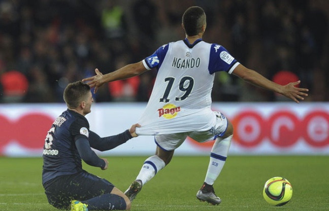 Ngando attrapé par Verratti au Parc des Princes. Ngando attrapé par Verratti au Parc des Princes.