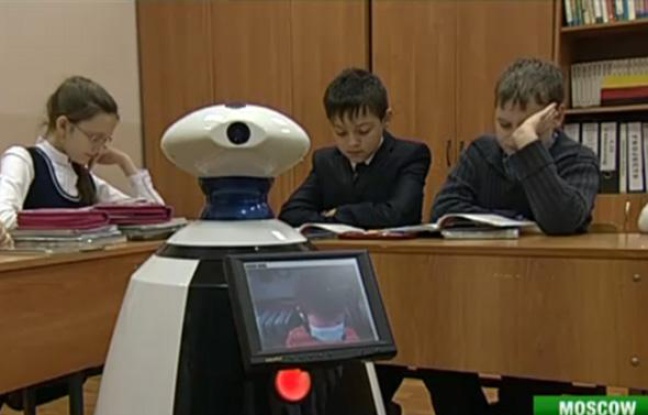 Capture d'écran d'une vidéo sur laquelle un robot remplace un élève leucémique, à Moscou, en janvier 2011 Capture d'écran d'une vidéo sur laquelle un robot remplace un élève leucémique, à Moscou, en janvier 2011