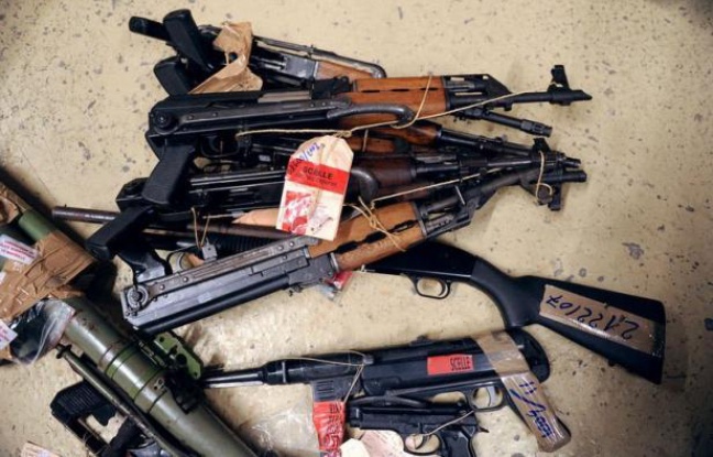 Une nouvelle fusillade à la Kalachnikov, la troisième de la semaine, a fait un mort et un blessé grave dans la nuit de jeudi à vendredi à Marseille, a-t-on appris de sources proches de l'enquête. Une nouvelle fusillade à la Kalachnikov, la troisième de la semaine, a fait un mort et un blessé grave dans la nuit de jeudi à vendredi à Marseille, a-t-on appris de sources proches de l'enquête.