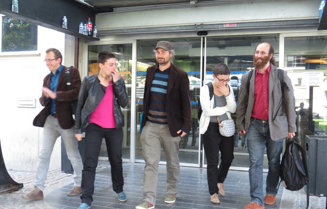 La sortie du tribunal des prévenus et des témoins. De gauche à droite: Julien Dubois, élu (EELV), Mallory Fossard, Alessandro Di Giuseppe, la magistrate Laurence Blisson et le professeur des écoles Alexandre Baret. La sortie du tribunal des prévenus et des témoins. De gauche à droite: Julien Dubois, élu (EELV), Mallory Fossard, Alessandro Di Giuseppe, la magistrate Laurence Blisson et le professeur des écoles Alexandre Baret.