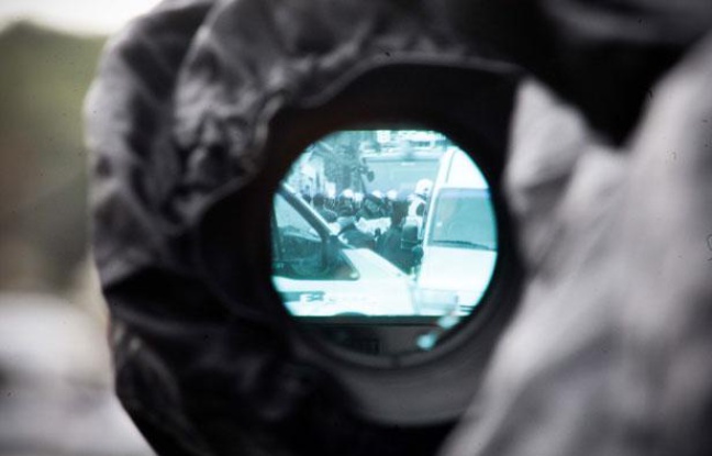 A Toulouse, le Raid a mené une opération pour arrêté le suspect des tueries de Toulouse et Montauban. Vue du siège des forces de police par l'oeilleton d'une caméra. Le 22 mars 2012. A Toulouse, le Raid a mené une opération pour arrêté le suspect des tueries de Toulouse et Montauban. Vue du siège des forces de police par l'oeilleton d'une caméra. Le 22 mars 2012.