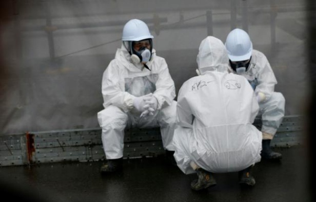 Des employés œuvrant à la décontamination prennent une pause dans la centrale nucléaire à Okuma, le 12 novembre 2014 Des employés œuvrant à la décontamination prennent une pause dans la centrale nucléaire à Okuma, le 12 novembre 2014