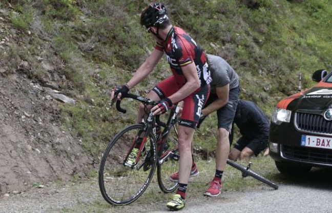 Le coureur de l'équipe BMC, Cadel Evans, lors de sa crevaison sur la 14e étape du Tour de France, le 15 juillet 2012. Le coureur de l'équipe BMC, Cadel Evans, lors de sa crevaison sur la 14e étape du Tour de France, le 15 juillet 2012.