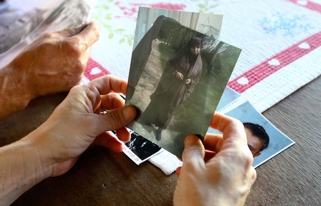 En octobre 2014, Severine Ali Mehenni, habitante de Lézignan, montre une photo de sa fille partie rejoindre le djihad en Syrie. En octobre 2014, Severine Ali Mehenni, habitante de Lézignan, montre une photo de sa fille partie rejoindre le djihad en Syrie.