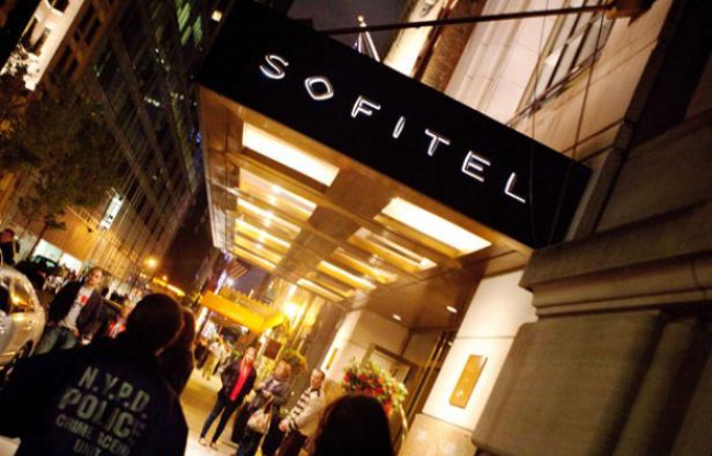Un policier de l'unité scientifique de New York à l'entrée de l'hôtel Sofitel à New York, où a séjourné Dominique Strauss-Kahn, le 14 mai 2011. Un policier de l'unité scientifique de New York à l'entrée de l'hôtel Sofitel à New York, où a séjourné Dominique Strauss-Kahn, le 14 mai 2011.