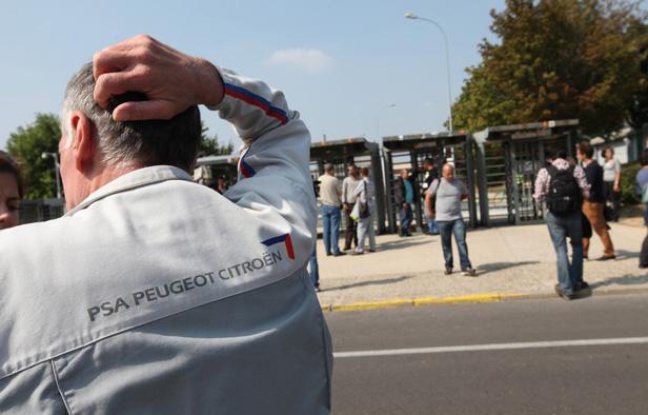 Des employés de PSA devant l'usine d'Aulnay-sous-Bois, le 4 septembre 2012. Des employés de PSA devant l'usine d'Aulnay-sous-Bois, le 4 septembre 2012.