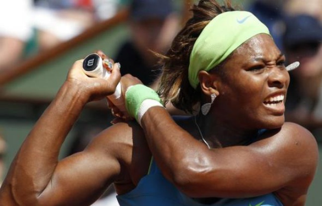 Serena Williams lors du premier tour de Roland-Garros, le 24 mai 2010. Serena Williams lors du premier tour de Roland-Garros, le 24 mai 2010.