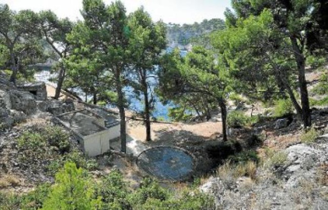 Dans la calanque de Port Miou, où se jette la colonne d'évacuation des boues rouges. Dans la calanque de Port Miou, où se jette la colonne d'évacuation des boues rouges.