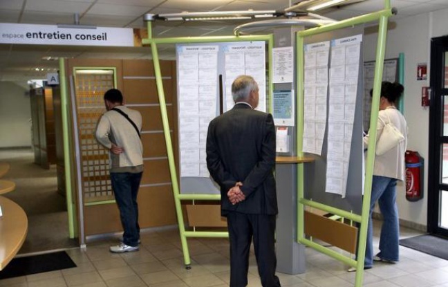 L'Unédic a annoncé mercredi qu'elle s'attendait à une augmentation du nombre de demandeurs d'emploi sans activité de 235.000 personnes au total en 2012, et a révisé ses prévisions de déficit à 2,6 milliards contre 3 mds pour l'année en cours. L'Unédic a annoncé mercredi qu'elle s'attendait à une augmentation du nombre de demandeurs d'emploi sans activité de 235.000 personnes au total en 2012, et a révisé ses prévisions de déficit à 2,6 milliards contre 3 mds pour l'année en cours.