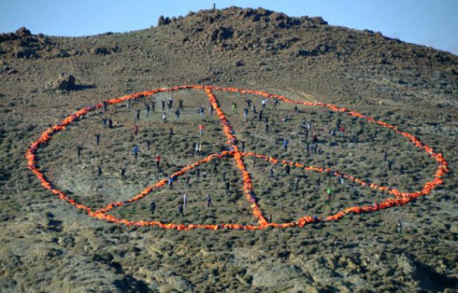 Photo montrant l'immense signe de la paix formé avec les gilets de sauvetage de milliers de migrants, sur une colline de Lesbos, le 1er janvier 2016 Photo montrant l'immense signe de la paix formé avec les gilets de sauvetage de milliers de migrants, sur une colline de Lesbos, le 1er janvier 2016