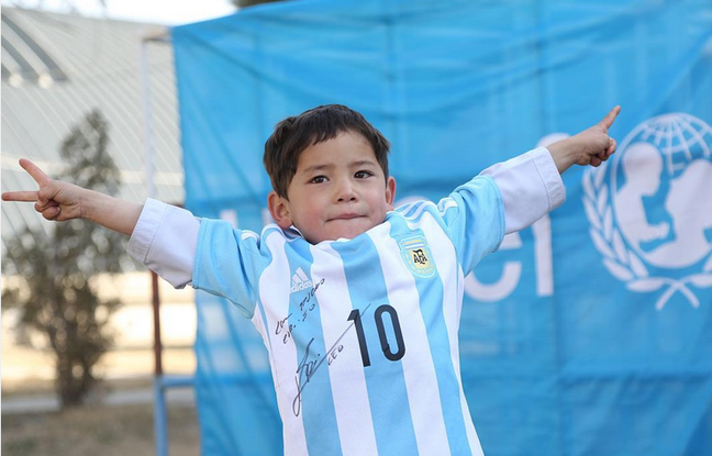 Le jeune afghan avec son maillot de Messi Le jeune afghan avec son maillot de Messi