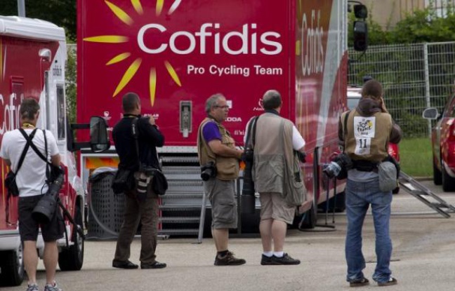 Au lendemain de la journée de repos, au cours de laquelle le Français Rémy Di Grégorio (Cofidis), a été arrêté et placé en garde à vue à Bourg-en-Bresse dans une affaire présumée de dopage, puis transféré dans la journée à Marseille, le Tour découvre mercredi le Grand Colombier, le premier col hors catégorie de l'édition 2012 du Tour de France, dans la 10e étape longue de 194,5 kilomètres entre Mâcon et Bellegarde-sur-Valserine. Au lendemain de la journée de repos, au cours de laquelle le Français Rémy Di Grégorio (Cofidis), a été arrêté et placé en garde à vue à Bourg-en-Bresse dans une affaire présumée de dopage, puis transféré dans la journée à Marseille, le Tour découvre mercredi le Grand Colombier, le premier col hors catégorie de l'édition 2012 du Tour de France, dans la 10e étape longue de 194,5 kilomètres entre Mâcon et Bellegarde-sur-Valserine.