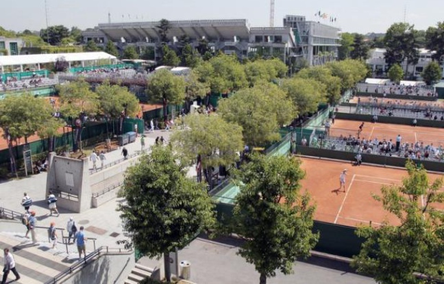 Le Conseil de Paris a approuvé mardi la révision du plan local d'urbanisme (PLU) nécessitée par le projet d'extension du stade de tennis de Roland-Garros, après l'avis globalement positif de la commission d'enquête rendu fin juin. Le Conseil de Paris a approuvé mardi la révision du plan local d'urbanisme (PLU) nécessitée par le projet d'extension du stade de tennis de Roland-Garros, après l'avis globalement positif de la commission d'enquête rendu fin juin.