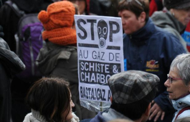 Des personnes manifestent contre l'exploitation du gaz de schiste à Barjac dans le sud de la France le 28 février 2016 Des personnes manifestent contre l'exploitation du gaz de schiste à Barjac dans le sud de la France le 28 février 2016