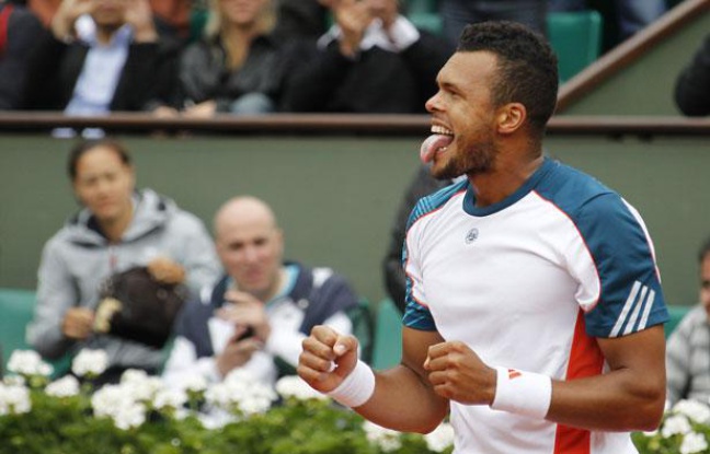 Le Français Jo-Wilfried Tsonga, lors de sa victoire à Roland-Garros contre Stanislas Wawrinka, le 4 juin 2012. Le Français Jo-Wilfried Tsonga, lors de sa victoire à Roland-Garros contre Stanislas Wawrinka, le 4 juin 2012.