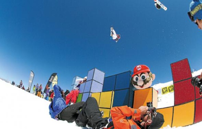La décoration sur le thème de Mario Bros sera déclinée sur tout le snowpark des 2 Alpes. La décoration sur le thème de Mario Bros sera déclinée sur tout le snowpark des 2 Alpes.