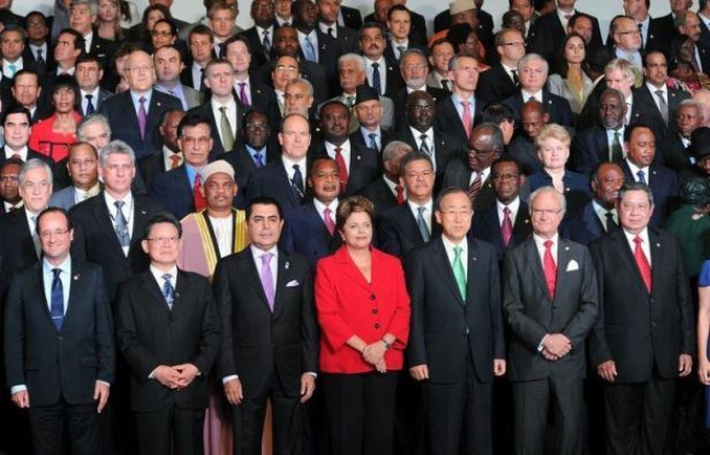 Un sommet de l'ONU sur le développement durable s'est ouvert mercredi à Rio de Janeiro par des appels urgents à l'action, afin de mettre la planète sur un chemin plus écologique et social. Un sommet de l'ONU sur le développement durable s'est ouvert mercredi à Rio de Janeiro par des appels urgents à l'action, afin de mettre la planète sur un chemin plus écologique et social.