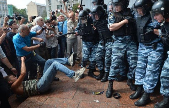 La police ukrainienne a tiré des gaz lacrymogènes sur des opposants qui manifestaient mercredi à Kiev contre une loi controversée sur la langue russe dans cette ex-république soviétique, poussant le président à convoquer les leaders du Parlement pour régler la crise politique. La police ukrainienne a tiré des gaz lacrymogènes sur des opposants qui manifestaient mercredi à Kiev contre une loi controversée sur la langue russe dans cette ex-république soviétique, poussant le président à convoquer les leaders du Parlement pour régler la crise politique.