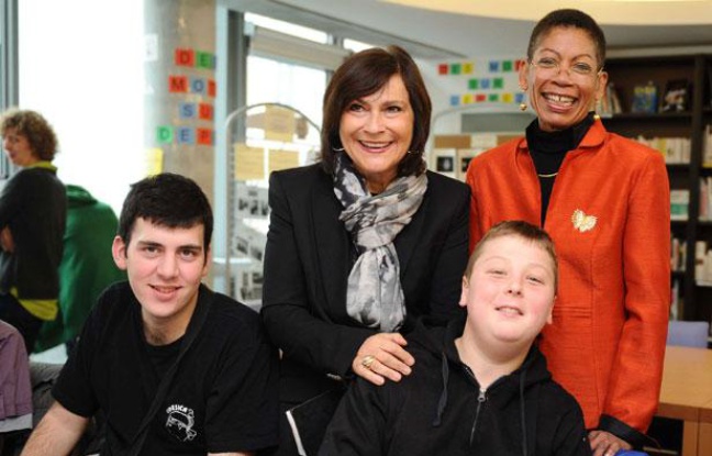 George Pau-Langevin et Marie-Arlette Carlotti avec des adolescents en situation de handicap a l'ecole, le 16 octobre 2013. George Pau-Langevin et Marie-Arlette Carlotti avec des adolescents en situation de handicap a l'ecole, le 16 octobre 2013.