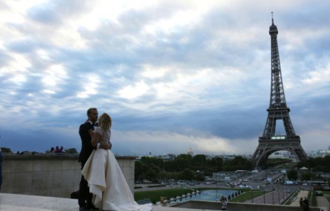 Un couple de mariés le 15 septembre 2015 place du Trocadéro à Paris Un couple de mariés le 15 septembre 2015 place du Trocadéro à Paris